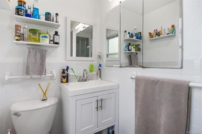 Building Photo - 1 Bayview Ave