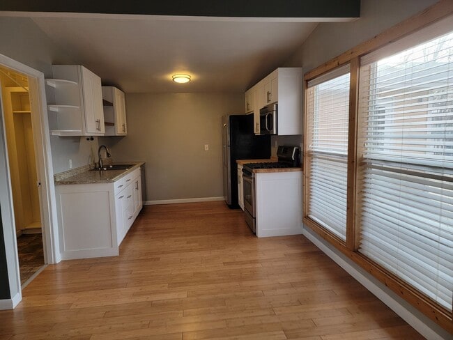 Building Photo - UTILITIES INCLUDED