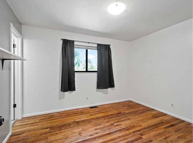 Building Photo - 5 Bedroom Home - University Area - Must See - Pet (dog) Negotiable