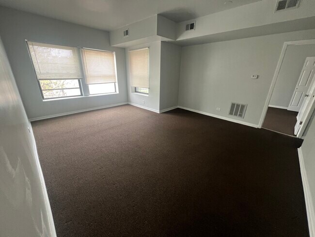 Building Photo - 73 E 69th St