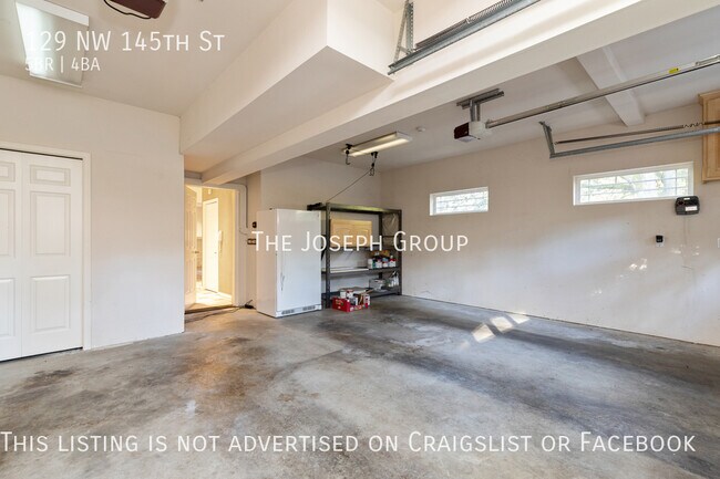 Building Photo - Beautiful 5 bed 3.5 bath in Seattle's Broa...