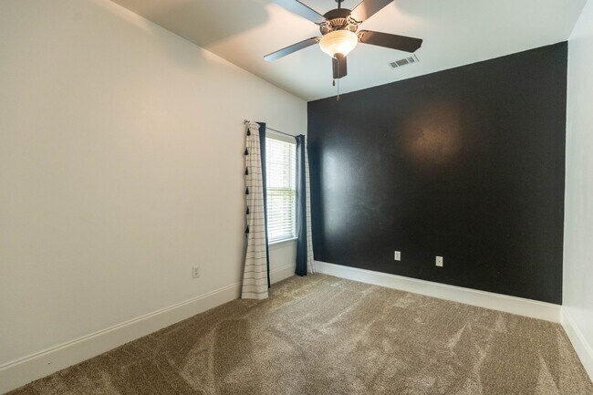 Building Photo - 515 Palm Breeze Dr
