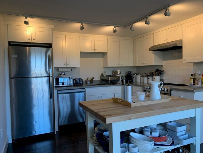 Building Photo - 31 Coggeshall Ave