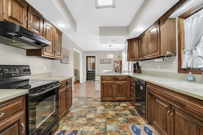 Building Photo - 5457 Warren St