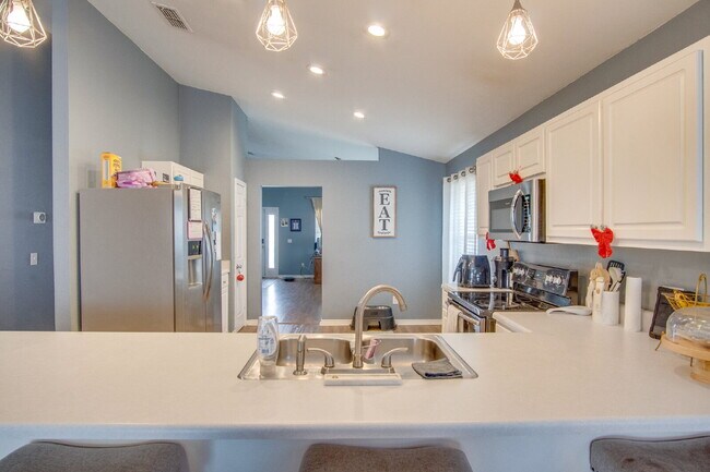 Building Photo - Spacious 3 Bedroom Home Minutes from Downtown Pensacola! Available February 1st