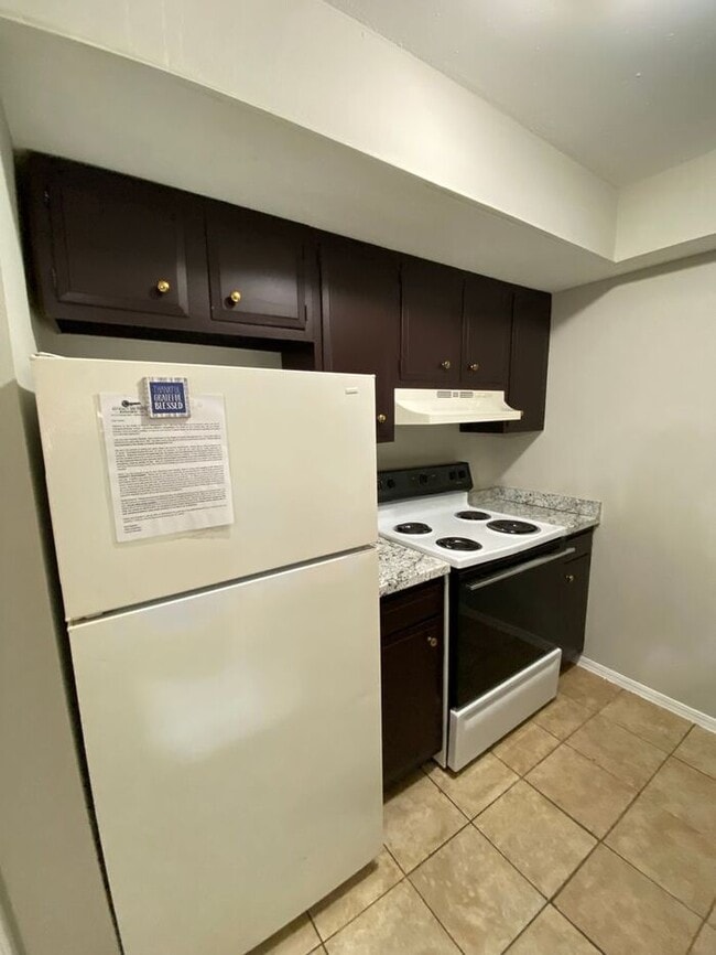 Building Photo - Large 1 BED 1 BATH