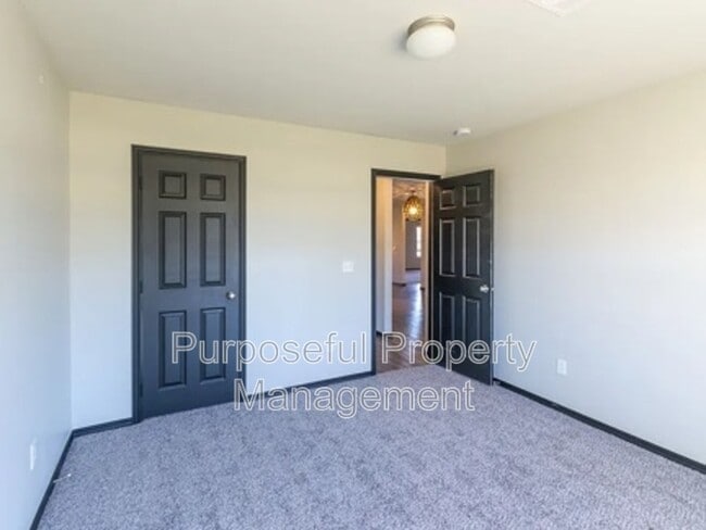 Building Photo - 1425 Sandstone Dr