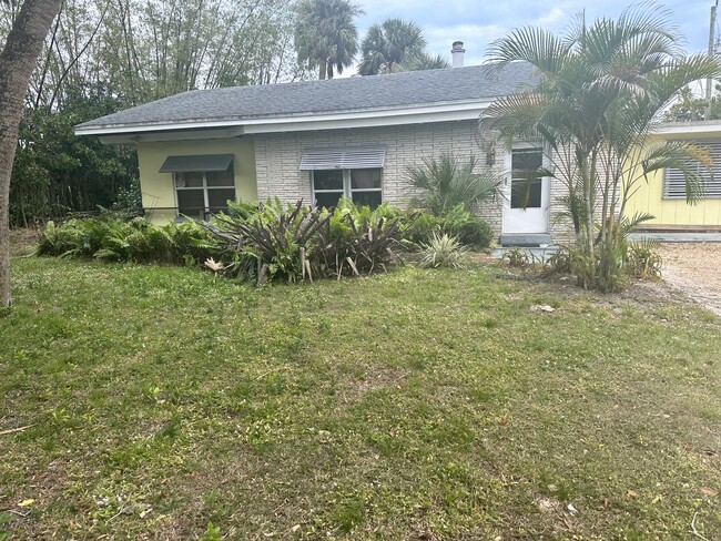Primary Photo - 257 SE Four Winds Dr