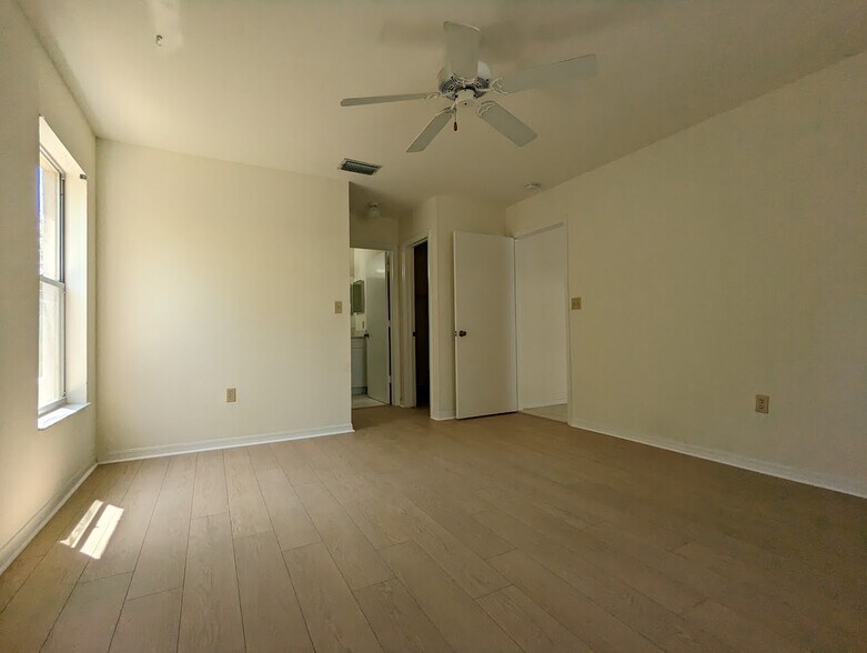 Building Photo - 9961 Boca Ave N