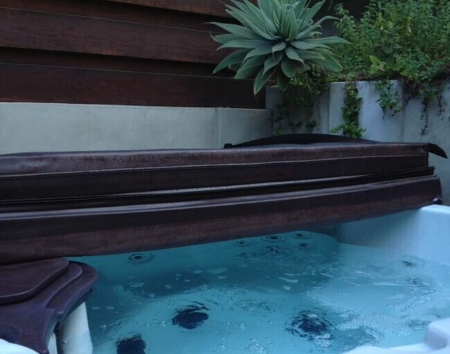 EXTERIOR JACUZZI - 8101 Gould Ave