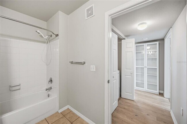 Building Photo - 1025 Villagio Cir