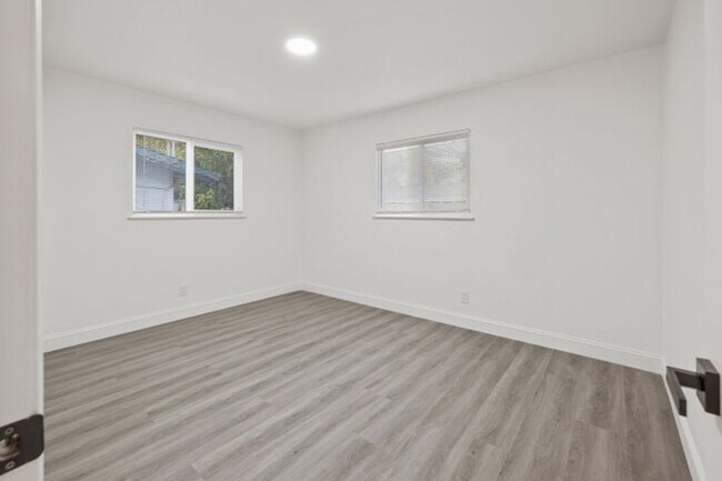Building Photo - 1406 W Roosevelt Ave