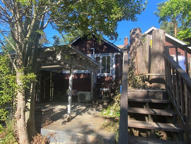 Building Photo - Newly Renovated Home in a Friendly, Active Neighborhood