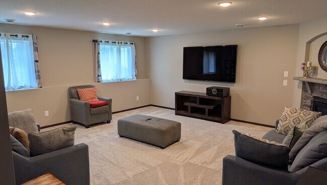Building Photo - Amazing 5 bedroom home in Blaine!
