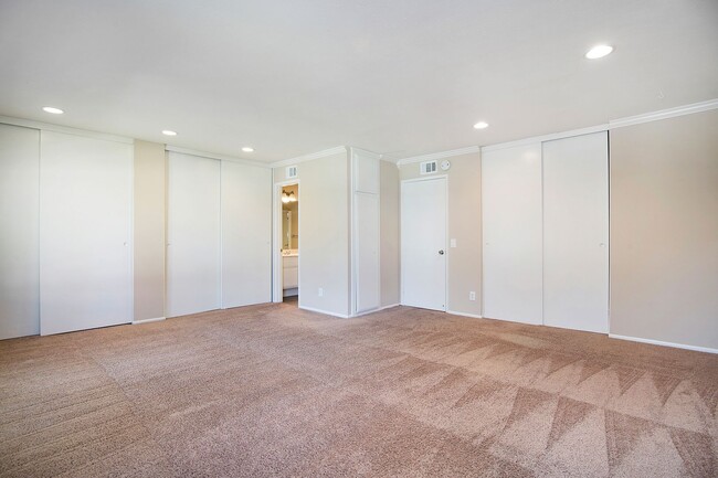 Building Photo - Live by the Lakeside -  Upgraded Spacious TOWNHOME in Lakeside Park