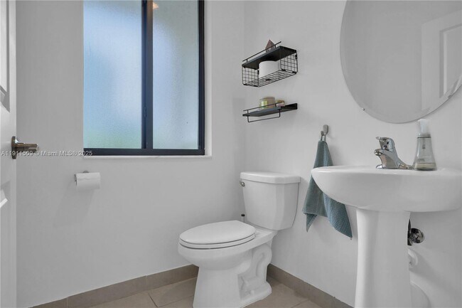 Building Photo - 909 NE 211th St