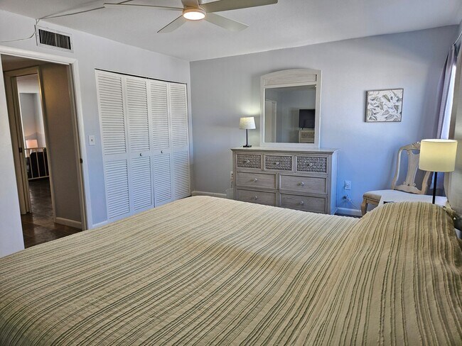 Building Photo - Seasonal Short-term 2 Bedroom 2 Bathroom Condo located on Venice Island with beach access!