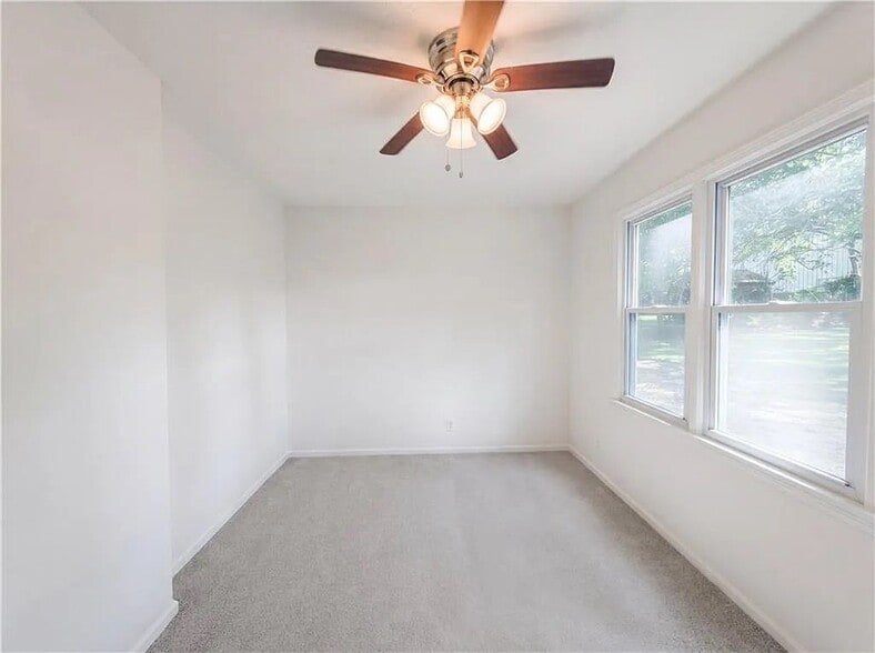 Building Photo - 1825 NE Bren Mar Rd