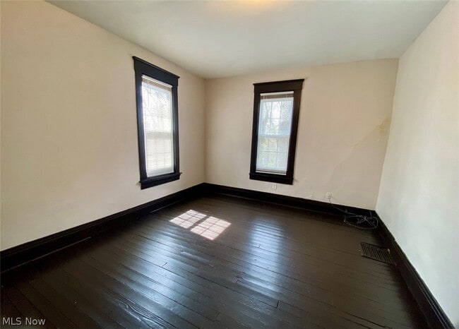 Building Photo - 390 Doyle St