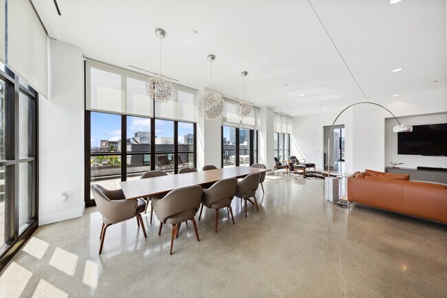 Building Photo - 900 W Washington Blvd