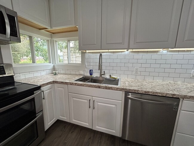 Building Photo - Charming 3 bedroom House