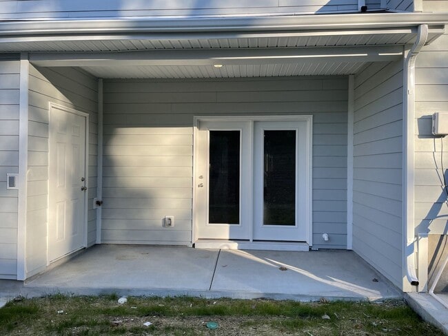 Building Photo - Townhome less than 2 miles from Downtown C...