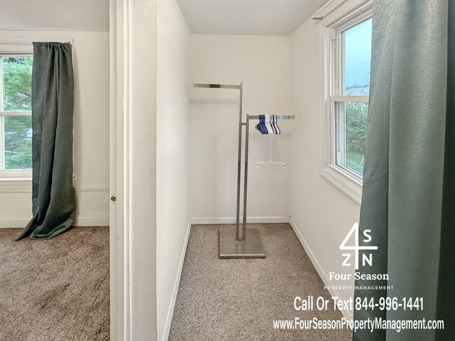 Building Photo - 338 S Locust St