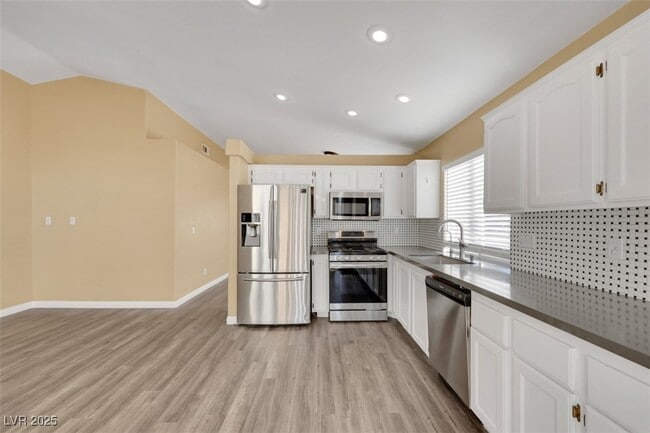 Building Photo - 2329 Avery Dr