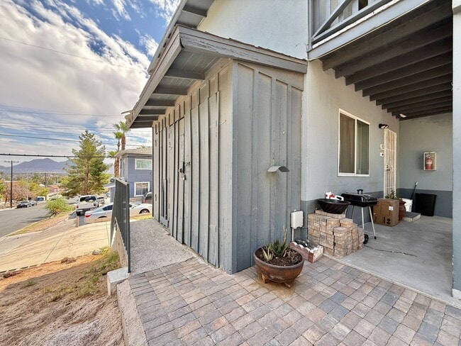 Building Photo - Charming 2-Bed Apartment – Well-Maintained...