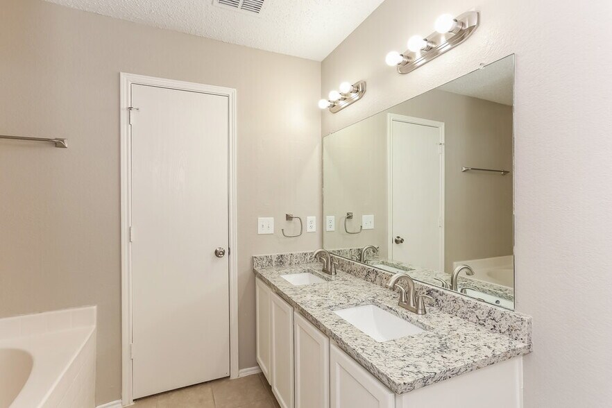 Building Photo - 947 Medina Dr