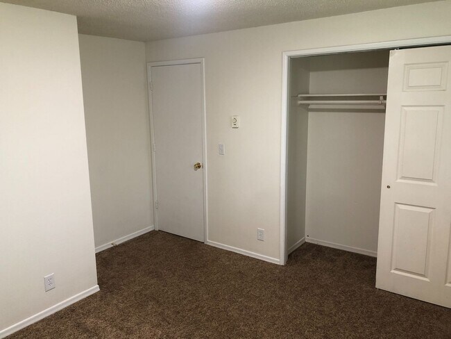 Building Photo - Three Bedroom Duplex in South Salem