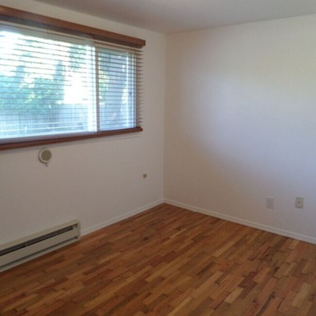 Building Photo - Super Cute & Charming 2-Bedroom Des Moines Home With Giant Fenced Yard!!