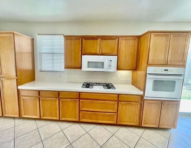 Building Photo - Spacious 4 Bedroom