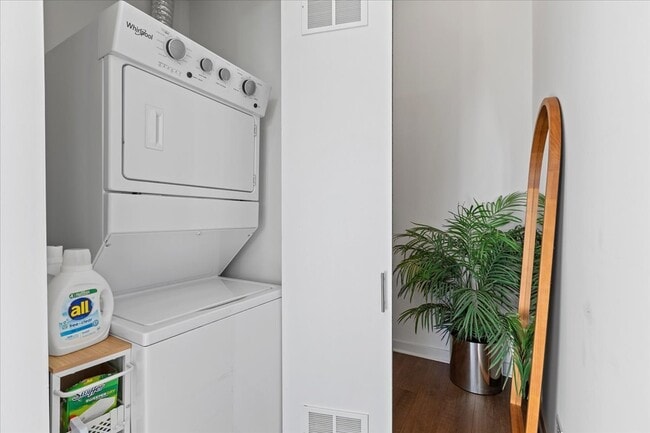 Building Photo - 910 W Huron St