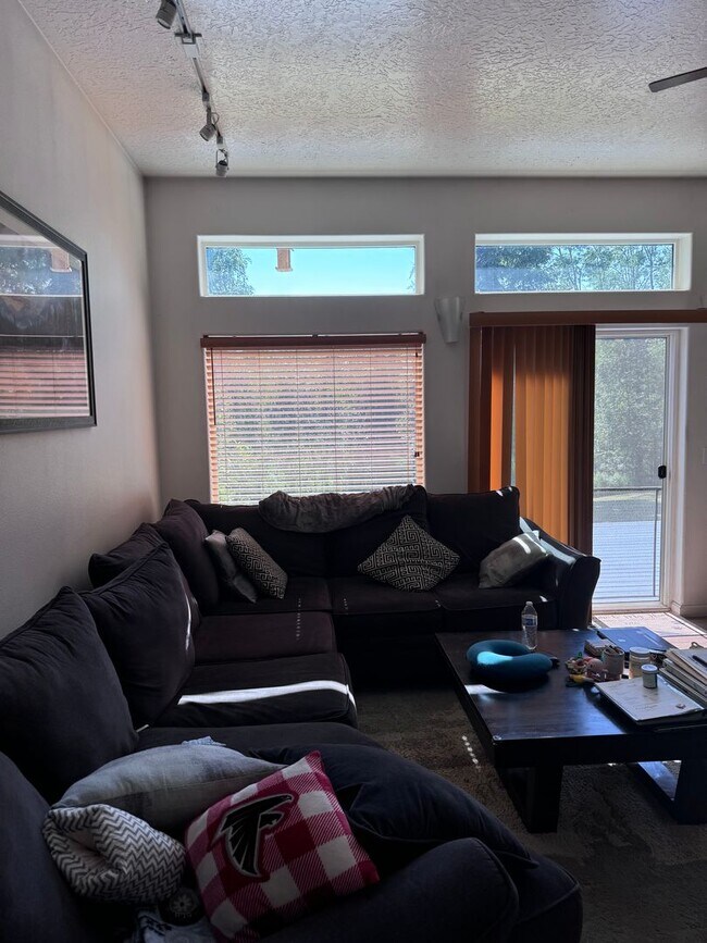 Building Photo - Beautiful 3 Bedroom, 2 bath, 2 Car Garage home off Chena Hills/Chena Ridge