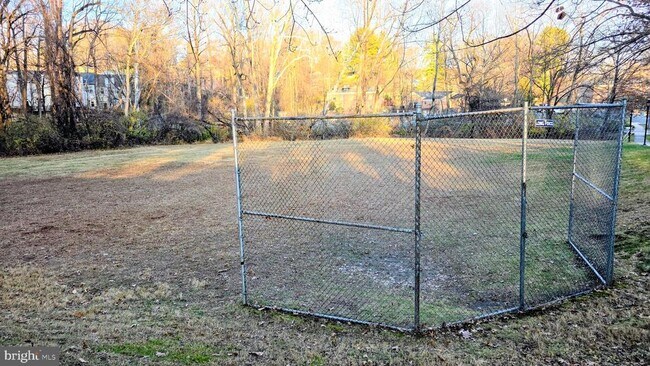 Building Photo - 10636 Montrose Ave