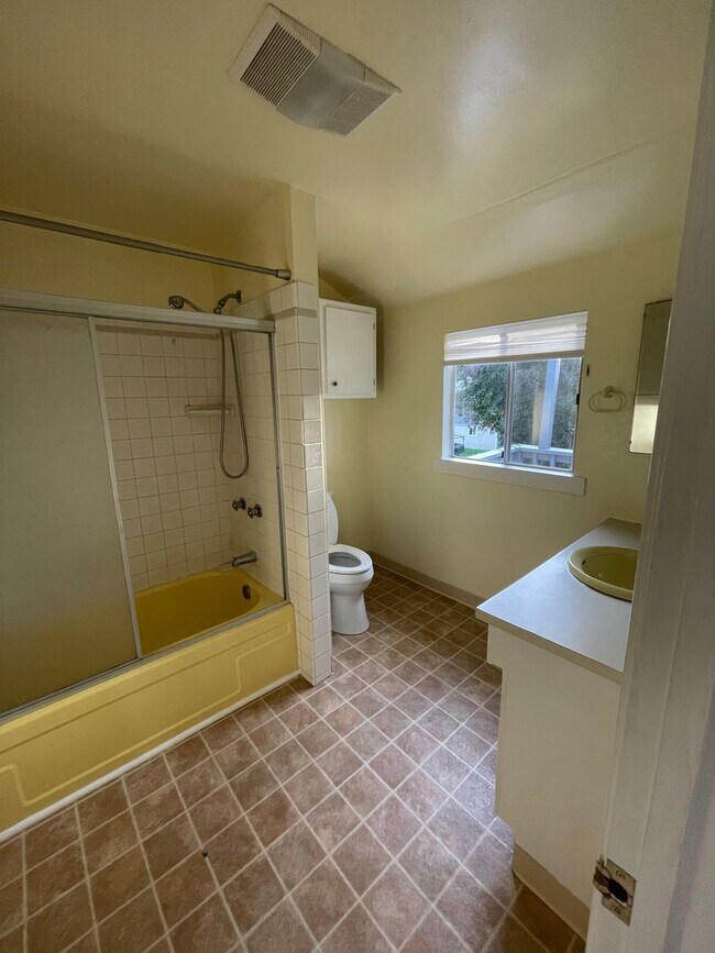 Building Photo - Quaint 2 Bedroom, 1 Bath House: Steps Away from Historic Old Town Auburn