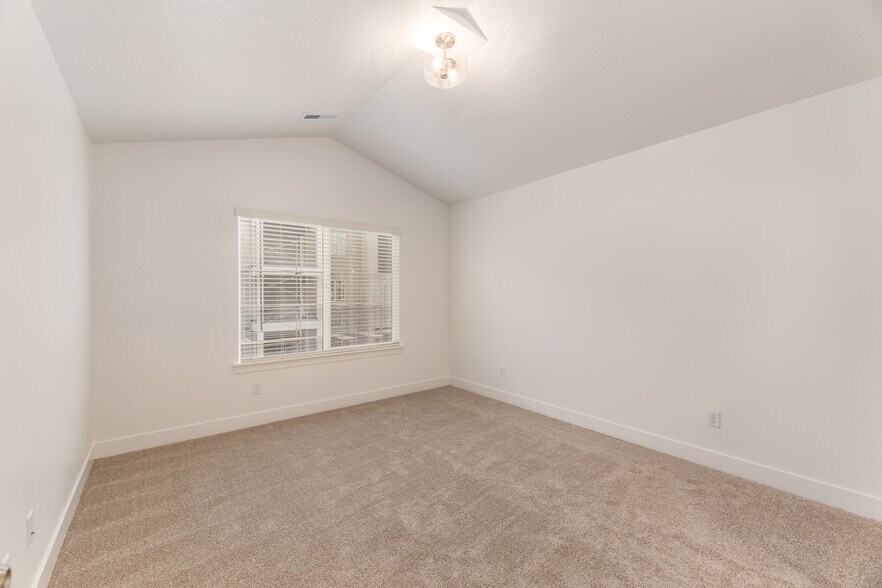 Building Photo - 13694 S Devers Dr