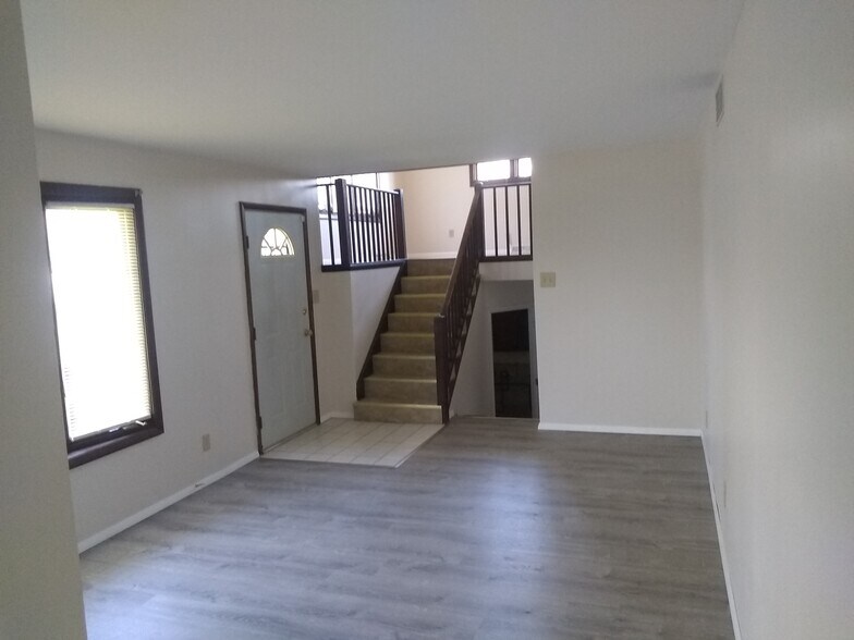 Living room and entry to house - 1100 Rahill Ct