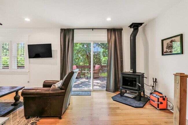 Building Photo - 543 Oakwood Trl