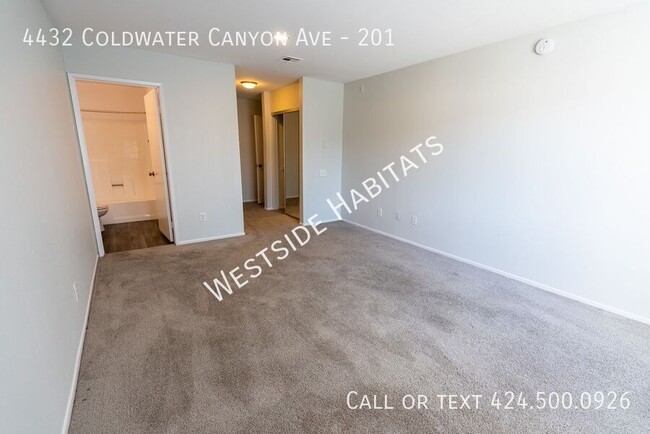 Building Photo - Gorgeous NEWLY RENOVATED apartment with a ...