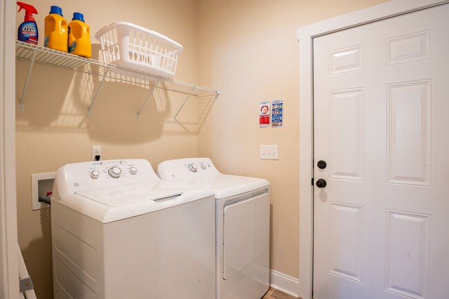 Building Photo - FURNISHED OFF-SEASON MONTHLY RENTAL-STARTI...