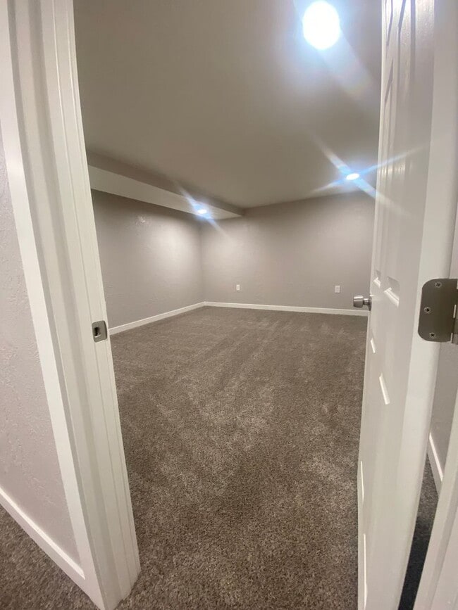 Building Photo - Foothills Properties - Duplex