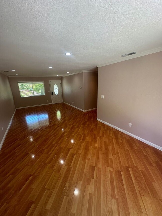 Building Photo - 2615 Camloop Dr