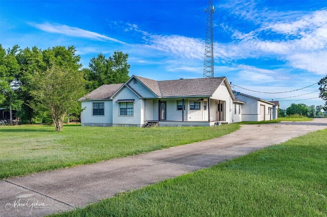 Building Photo - "Charming 3-Bed Sanctuary with 2 Full Bath...