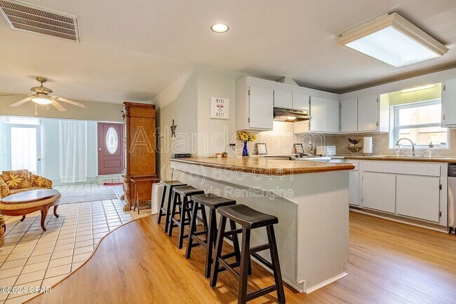 Building Photo - 5818 Hilltop Ave