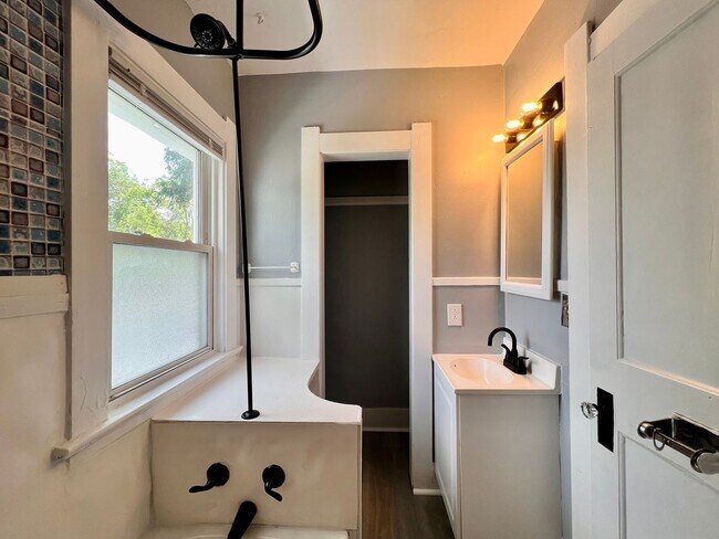 Building Photo - 3 Bedroom House