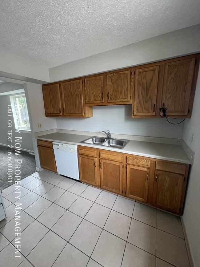 Building Photo - 3 bedroom / 1.5 baths