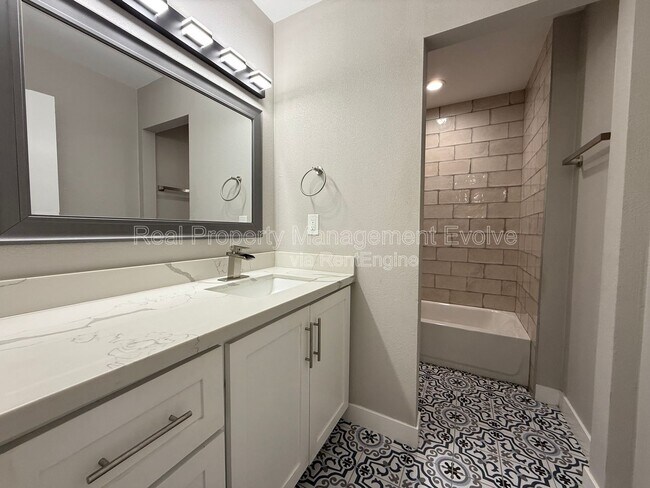 Building Photo - 606 E Royal Palm Square N