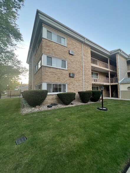 Building Photo - 7206 W Wellington Ave